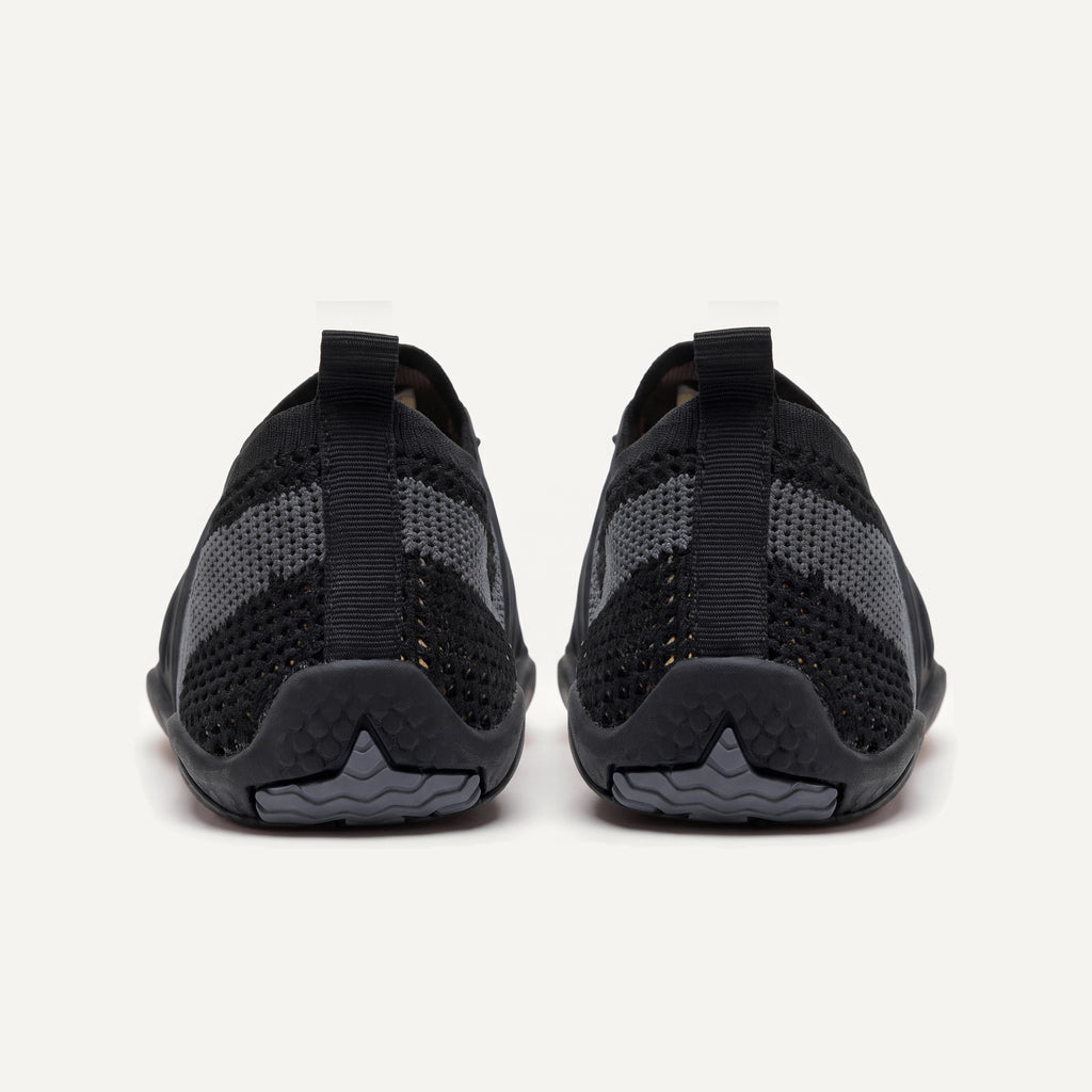Attività Vie in Black, pair, view from behind