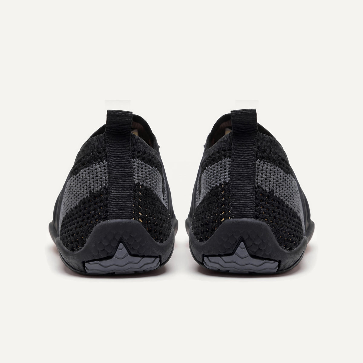 Attività Vie in Black, pair, view from behind