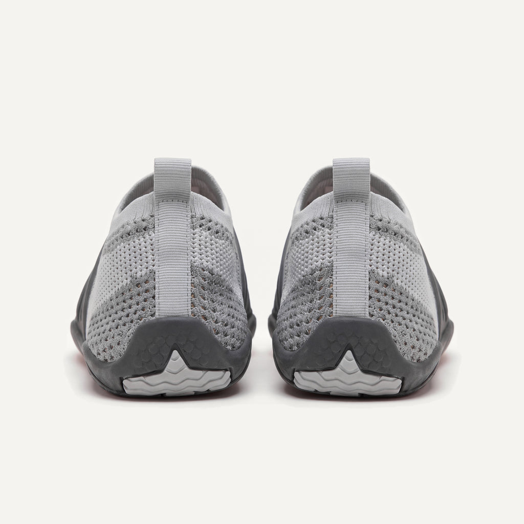 Attività Vie in Grey, pair, view from behind