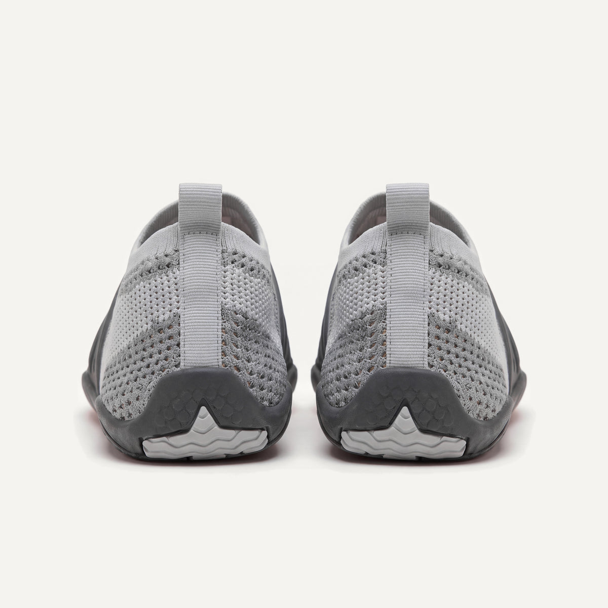 Attività Vie in Grey, pair, view from behind
