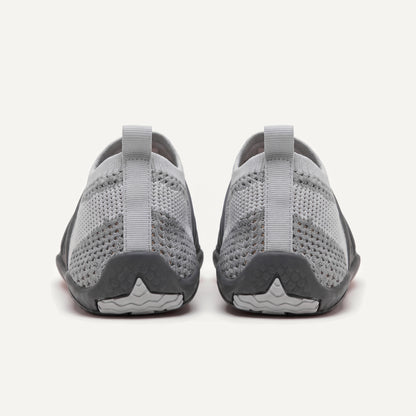 Attività Vie in Grey, pair, view from behind