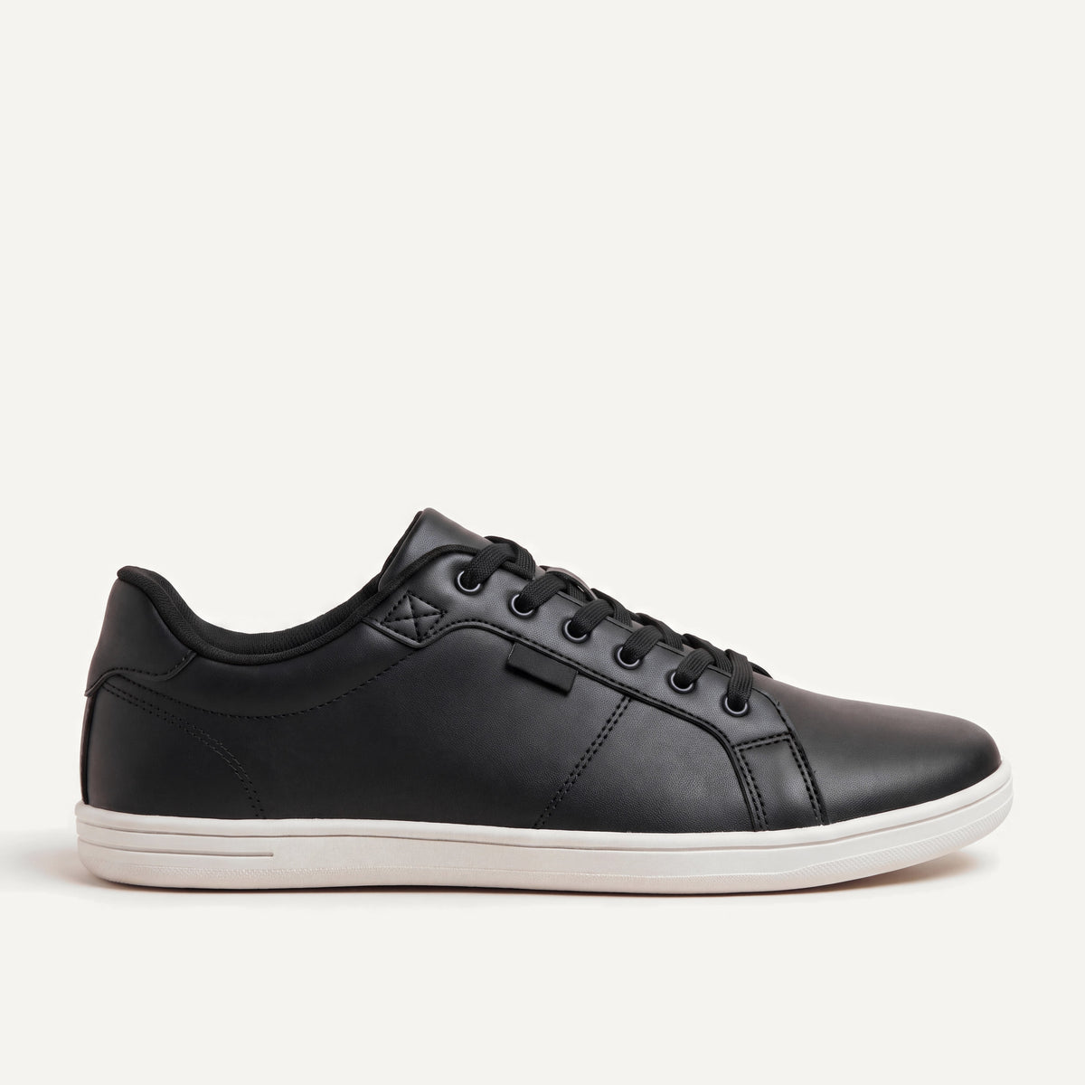 Pelle Vie in Classic (black upper, white sole), outer side view